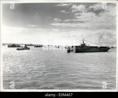 Giugno 06, 1953 - Te mondo della Navie omaggio alla Regina a Spithead; allietate da 45.000 ufficiali e uomini di 150 navi da combattimento, Sua Maestà la Regina riesaminato la sua flotta di Spithead, questo pomeriggio.La foto mostra la sorpresa, portando la Sua Maestà la Regina, visto passando la portaerei Perseus, mostrando sostare sul ponte di volo, come passò fino alla linea di navi. Foto Stock