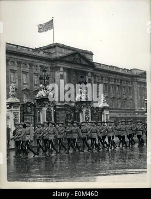 Giugno 06, 1953 - Le truppe ricevere commemorazione medaglia da regina. Canadian ''Mounties'': le truppe che hanno preso parte a cerimonie di incoronazione di ieri è andato a Buckingham Palace questa mattina dove hanno ricevuto una medaglia di commemorazione da H.M. La regina. La foto mostra il Canadian ''Mounties'' marzo nel Palazzo questa mattina - per la presentazione. Foto Stock