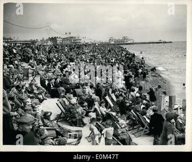 Giugno 15, 1953 - 15.6.53 Regina recensioni la sua flotta a Spithead. Folle da Southsea beach. Keystone Foto Mostra: Vista della spiaggia affollata a Southsea oggi mostra la folla che si sono riuniti per guardare le navi in odierna rassegna navale a Spithead. Foto Stock