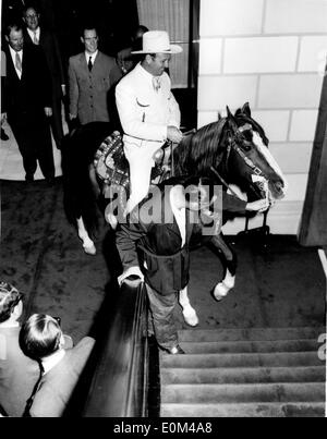 Un stableman cercando di guida Gene Autry e il suo cavallo su per le scale Foto Stock