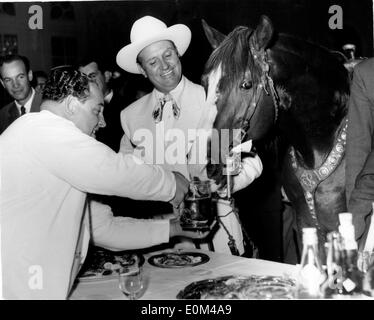Jock Tracey dando Gene Autry cavallo un drink a premere la reception Foto Stock