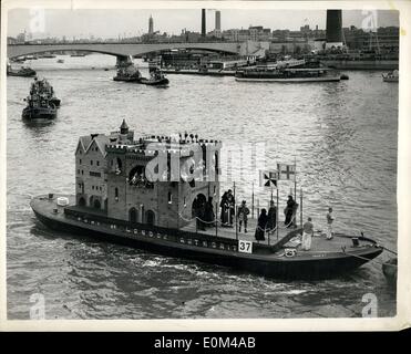 Lug. 22, 1953 - Incoronazione Pauenat sul Fiume Tamigi. Viene dal ponte Hunderford."."Il Principe Nero'' Keystone Mostra fotografica di:- Guardando giù dal ponte a Hungerford sul Caveloads -come il Royal incoronazione Pagest viaggia lungo il Tamigi. Foto Stock