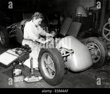 Il costruttore di auto di Daphne Arnott al lavoro nel suo negozio Foto Stock