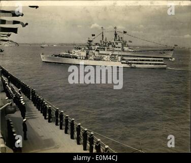 Giugno 15, 1953 - QUEEN RECENSIONI FLOTTA: H.M.la regina oggi rivisto Navi del Commonwealth e Marine militari estere a Spithead. I.N.P. La foto mostra; Sua Maestà in HMS sorpresa passa HMS Vanguard mentre il personale della incrociatore americano "Baltimore' sono visto in primo piano. Foto Stock