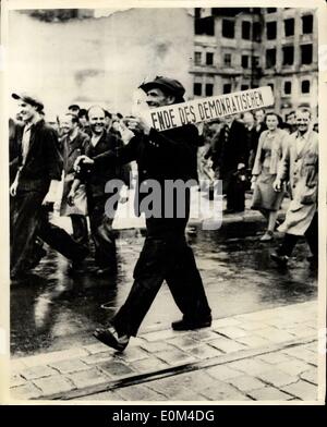 Giugno 19, 1953 - disordini e manifestazioni a Berlino Est. I lavoratori nelle strade. Keystone Mostra fotografica di:- lavoratori visto nelle strade durante i disordini e manifestazioni di 100.000 lavoratori a Berlino Est. Le autorità sovietiche hanno imposto la legge marziale - e portato serbatoi in città. Foto Stock