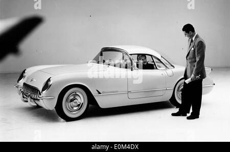 Chevrolet Corvette essendo introdotto in corrispondenza della General Motors Motorama Foto Stock