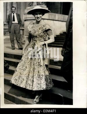 Giugno 26, 1953 - Lady Rosmarino Spencer - Churchill's Wedding a Oxford. La principessa Margaret era tra gli ospiti che hanno partecipato al matrimonio di questo pomeriggio tra Lady Rosmarino Spencer - Churchill, 23 anni, figlia di il Duca e la duchessa di Marlborough, e sig. Robin Muir, 28 anno città vecchia conference-bridge. La foto mostra: la principessa Margaret visto presso il diserbo. Foto Stock