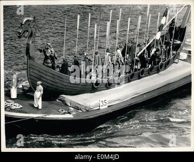 Lug. 07, 1953 - Royal incoronazione river pageant on Thames: ''i vichinghi'' La foto mostra il tableau che rappresentano i Vichinghi (periodo 1013) con re Olaf e il norvegese uomini in armi. Come si vede da Hungerford Bridge-durante il corteo sul Tamigi questa mattina. Foto Stock