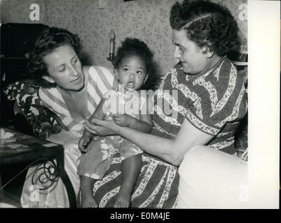 07 luglio 1953 - Duisburg donna di ritorno dopo tre anni dalla Nigeria: L'impiegato Margot Puhl di Duisbug che ha fatto durante un viaggio tre anni fa l'acquisizione dello scienziato etnico e ufficiale indigeno Akinola Emanuel Abayoni, poi lo sposò poco dopo e lo seguì nel suo paese d'origine ora arrivato ai suoi genitori con sua figlia Ekundayo (il nome significa: Gioia dopo dolore) che nasce in Africa la signora Abayoni non aveva annunciato la sua visita ai genitori sorpresi Foto Stock