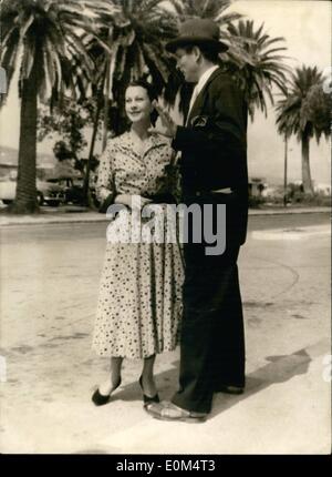Agosto 08, 1953 - Vivien Leigh e Sir Laurence Olivier sulla Riviera Francese: Vivien Leigh e suo marito Sir Laurence Olivier sono visto qui facendo una passeggiata lungo la promenade des Angaos nel riso, Yester Royal. Foto Stock