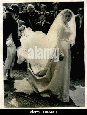 Lug. 07, 1953 - ROYAL GLI OSPITI DI NOZZE PAESE...poliziotto organizza la sposa del treno. La regina madre e la principessa Margaret erano tra gli ospiti di nozze questo pomeriggio al St. Mary's Hambeldon, della HON. LAURA SMITH di 21 anni, figlia di Lord e Lady Hambeldon e il sig. MICHAEL BRAND 28 enne figlio di Lady Rosabelle marca... KEYSTONE foto mostra: un punto di assistenza per organizzare la sposa del treno - da un poliziotto come la sposa è arrivata per il matrimonio di questo pomeriggio. Foto Stock