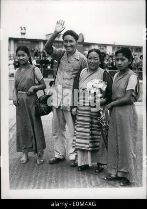 Lug. 07, 1953 - Il successo del team di Everest torna a Londra. Tensing e famiglia: Colonnello Hunt - Edmund Hillary e altri della vittoriosa Mount team arrivati all'Aeroporto di Londra questo pomeriggio da India. La foto mostra Sherpe Tensing con sua moglie e famiglia visto all'arrivo all'Aeroporto di Londra questo pomeriggio. Foto Stock