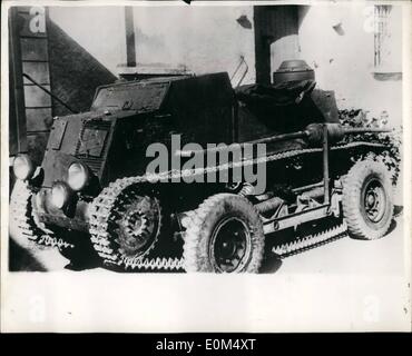Lug. 07, 1953 - i fatti in casa a base di ''Serbatoio'' in cui otto cechi ha rotto attraverso la cortina di ferro. La foto mostra In fatti in casa a base di ''Serbatoio'' un cechi ingegnere motore bluffed le guardie di frontiera e ha rotto attraverso la cortina di ferro dalla Cecoslovacchia alla Germania occidentale con la sua famiglia e con quattro amici. Egli ha trascorso due anni a costruire il ''cisterna " Foto Stock