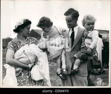 Lug. 07, 1953 - Il Vittorioso Everest Team torna a Londra: la vittoriosa British Everest tes Siamo arrivati all'Aeroporto di Londra questo pomeriggio al e del loro volo dall'India. Mostra fotografica di grandi Wylie un membro della spedizione - visto con sua moglie e i bambini che hanno incontrato all'Aeroporto di Londra. Mrs.Wylie è azienda baby Ian e gli altri bambini sono Hugh e Alsion. Principali Wylie è la Segreteria organizzativa della spedizione. Foto Stock