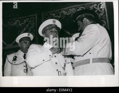 Lug. 07, 1953 - XVII anniversario della guerra civile spagnola ha celebrato a Madrid. La foto mostra: Lavoro Ministro Jose Antonio Giron, perni la medaglia d oro del merito del lavoro Pardo Palace, Madrid, durante una delle tante cerimonie terrà per contrassegnare il 17th. anniversario della Guerra Civile Spagnola. Foto Stock