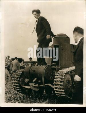 Lug. 07, 1953 - Il Home-Made ''Serbatoio'' in cui otto cechi ha rotto attraverso la cortina di ferro. Settimana dopo settimana per due anni un giovane ceco meccanico a Pilsen, raccolta di pezzi di rottami di ferro e acciaio. Segretamente di notte egli ha plasmato la merda in una replica di un veicolo blindato il ceco-ARMY.. Allora la costruzione serbatoio completato e la guida della propria casa fatta di veicoli blindati - ha portato a otto persone per la sicurezza a ovest - in una delle più incredibili fuoriesce dalla Cecoslovacchia ancora registrati.. Essi sono stati condotti negli Stati Uniti Le autorità militari.. Keystone Mostra fotografica di:- Mr Foto Stock