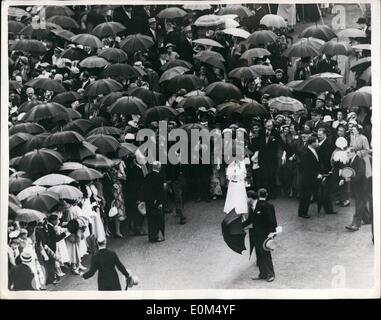 Lug. 07, 1953 - Queen e agli ospiti un rifugio dalla pioggia. Ombrelloni presso il Royal Garden Party: Queen Elizabeth II entra in camice bianco), Foto Stock