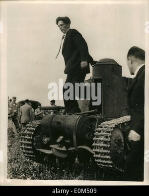 Lug. 07, 1953 - i fatti in casa a base di ''serbatoio'' in cui otto cechi ha rotto attraverso la cortina di ferro.: settimana dopo settimana per due anni un giovane ceco meccanico a Pilsen raccolte di pezzi di rottame di ferro di una replica di un veicolo blindato il ceco-ARMY. Poi - il compito di costruzione completata e la guida della propria casa fatta di veicoli blindati - ha portato a otto persone per la sicurezza a ovest - in uno dei più smasing sfugge dalla Cecoslovacchia yest registrato. Essi sono stati condotti negli Stati Uniti Le autorità militari. La foto mostra il sig. Uhlik e i suoi fatti in casa orecchio blindate - dopo il suo '" screening " da NEGLI STATI UNITI Foto Stock
