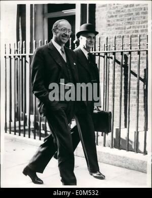 Agosto 08, 1953 - Churchill detiene sorpresa riunione del gabinetto. Sir Winston Churchill restituito inaspettatamente a No.10, Downing street - e ha chiesto una riunione del gabinetto l'ultima volta ha presieduto una riunione del gabinetto era giugno 24. È stato-ritiene che le questioni internazionali sono stati i principali elementi per l'esame. La foto mostra il signore di Salisbury, visto al No.10, Downing street oggi. Foto Stock