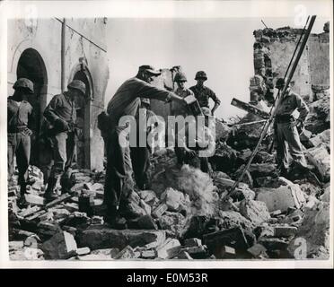 Agosto 08, 1953 - Le forze alleate in scena di terremoto. La foto mostra una parte dei Marines americani, visto bruciare alcuni dei detriti provocati dal recente terremoto - a Ithaes, una delle isole Ionie ha devastato dal disastro. Foto Stock