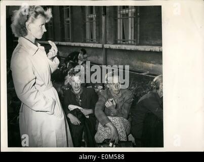 Lug. 07, 1953 - Emergenza alimentare per i bisognosi a Berlino Est popolazione. già nelle prime ore del mattino di lunedì, luglio 27th, 1953, oltre 20.000 affamati e bisognosi da Berlino Est schierate prima le singole città-sale della Città di Berlino dove il cibo è distribuito a loro. Molti stava ore e ore per ricevere un pacchetto con grasso o alcune lattine. Foto Stock