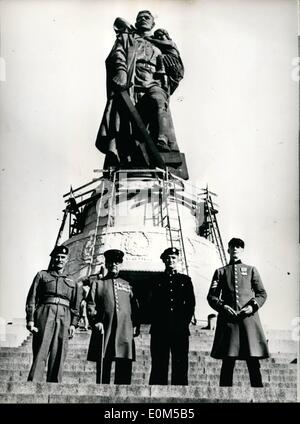 Agosto 08, 1953 - Guerra britannico - veterani visitando il monumento sovietico a Berlino.: nella loro età storiche uniformi che possono solo Foto Stock