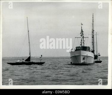 Agosto 08, 1953 - Duca di Edimburgo scende al di fuori della gara di yacht. ''Bluebottle'' zoppica in.: S.A.R. Il Duca di Edimburgo al timone del suo yacht " Bluebottle'' dovuto rinunciare a venti minuti dopo l' inizio della sua prima gara a Cowes Regata oggi. ''Bluebottle'' restituito alla sua base sotto vela ridotta - il lavoro è stato giù - strallo prua aveva portato via. La foto mostra il ''Bluebottle'' zoppicante verso lo yacht ''Fairwood dopo il ritiro dalla gara con una rotta strallo prua. Foto Stock