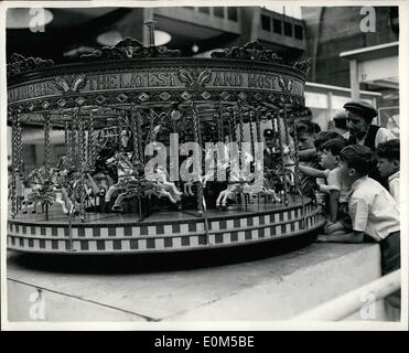 Agosto 08, 1953 - Preparazioni per ingegnere modello di esposizione. La foto mostra il Sig. Herbert lasco, della cappella-su-le-Frith, Derbyshire, che mostra alcuni bambini della sua 21/2-modello in scala di una rotatoria, che egli ha impiegato nove anni per rendere. Esso è vapore-driven, pesa 51/2] cwt - e ha un diametro di 6ft. 8ins - essa sarà in vista al pubblico presso il modello Engineer Exhibition, che si apre domani, Horticultural Hall, Wenstminster. Foto Stock