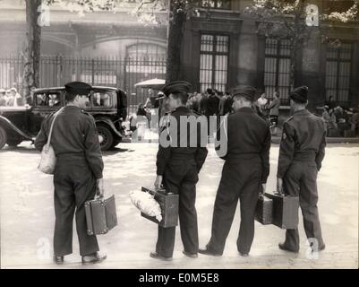 Agosto 12, 1953 - i ferrovieri unirsi in sciopero generale soldati di tornare alla città dove essi sono di stanza sono visti qui in attesa di fronte alla Gare d'Austerlitz. Foto Stock