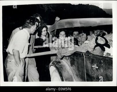 14 agosto 1953 - Il greco terremoto: mostra fotografica di alcuni feriti da un villaggio sull'isola di Itaca sono trasportati in un vecchio tipo di automobile per il primo soccorso. Foto Stock