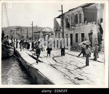 15 agosto 1953 - Greco terremoto ultime immagini.: Sei giorni dopo il primo shock. Argostoli, Capitol del sisma in Grecia isola di Cefalonia, brucia ancora. Ultime figure sono che mille persone sono state uccise, 4.000 feriti e 10.000 senzatetto. La foto mostra il terrore di abitanti di Argostoli fanno la loro strada alla banchina lato per attendere le piccole navi per portarli alla terraferma. Foto Stock