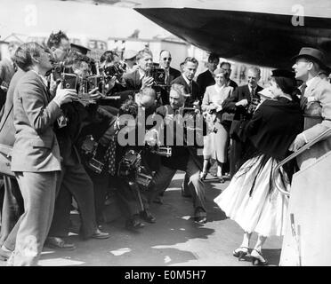 Elizabeth Taylor con marito Michael Wilding e il loro bambino circondato da paparazzi Foto Stock