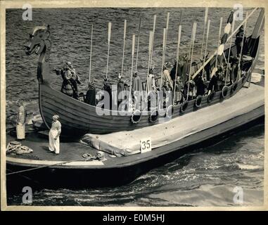 Lug. 07, 1953 - Royal incoronazione River Pageant on Thames... ''I vichinghi''. La foto mostra: Il Tableau che rappresentano i Vichinghi (periodo 1013) con re Olaf e il norvegese uomini in armi, come si vede da Hungerford Bridge durante il corteo sul Tamigi questa mattina. Foto Stock