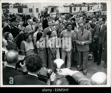 Lug. 07, 1953 - Il British Team di Everest di ritornare a Londra. Tensing sventola la bandiera: la vittoriosa British Everest Team arrivati all'Aeroporto di Londra questo pomeriggio al termine del loro viaggio in India. Mostra fotografica di Sherpa Tensing onde la Union Jack che attaccato ad una scalata luccio-mostra il colonnello Hunt in piedi dietro. Foto Stock