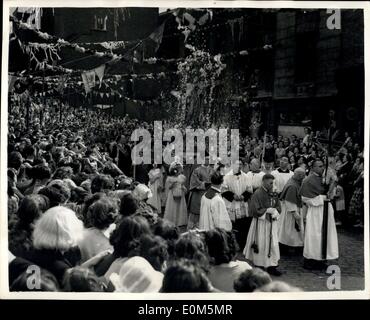 Lug. 19, 1953 - annuale Gatholic processione in Clerkenwell. Petali di rosa e le colombe: Londra grandi religioni del festival si è tenuto questo pomeriggio - da San Pietro (Italiano) Chiesa, Clermenwell. La processione ha viaggiato per due miglia intorno alla chiesa. Mostra fotografica di vista generale come una doccia di petali di rosa e volare le colombe stabilirsi sullo stato della Nostra Signora del Monte Carmelo - durante la processione di Clerkenwell questo pomeriggio. Foto Stock