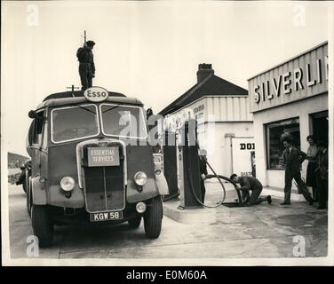 Ottobre 10, 1953 - Le truppe prendere in consegna le consegne di benzina... Scena in corrispondenza di Essex Garage. Mostra fotografica di:- la scena come truppe forniscono la benzina in un garage a Rainham, Essex oggi - quando hanno preso al di sopra della cisterna - a causa di sciopero dei piloti di oggi. Foto Stock