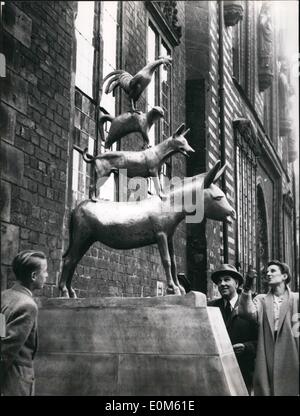 Ottobre 10, 1953 - Ora gli animali sono di nuovo in Bremen town hall: Il lavoro di arte plastica ''città di Brema musicisti'' dal Professor Gerhard Marcks ora trovato il suo posto sul lato occidentale del municipio della città vecchia. Essi non sono abbastanza soddisfatto dal non immagini realistiche degli animali e sono il timore che la popolazione potrebbe fare alcun danno al monumento durante la notte. Pertanto è stato ordinato che una guardia di polizia Brmen dovuto rimanere lì ogni sera. Se gli animali potrebbero come essi forse voleva poi avrebbero probabilmente rompe in un carico ruggente ma sono solo ''non realistiche" Foto Stock