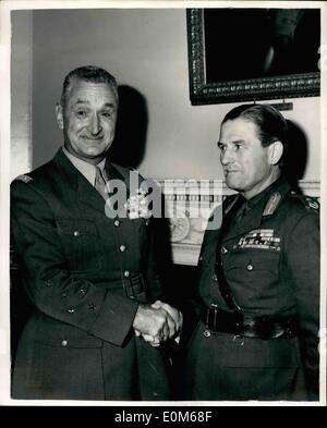 Sett. 09, 1953 - GENERALE CARPENTER VISITE LA GUERRA Ufficio ... Accolti dal C.I.G.S... Generale Marcel Maurice Carpenter, commander-in-Chief Allied Forze terrestri in Europa centrale che è su una due giorni di visita a Londra - chiamato alla guerra ufficio questa mattina dove è stato ricevuto dal maresciallo riempito di Sir John Harding, Capo del generale imperiale personale.. Keystone Mostra fotografica di:- falegname generale sulla sinistra è accolto da Fieldmarshal Sir John Harding al War Office questa mattina. Foto Stock