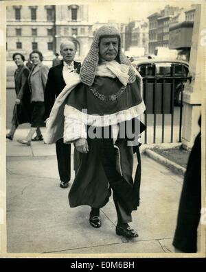 Ottobre 10, 1953 - Apertura del primo trimestre. Servizio in St. Margaret's. Per la prima volta nella sua storia, i giudici servizio oggi - inizio del Michaelmas aw seduta non è stato mantenuto nella Westminster Abbey. L'Abbazia ancora essendo chiusa, il servizio si è tenuto a Santa Margherita di Westminster. La foto mostra il Signore Chief Justice Goddard arrivando a St. Margaret's per il servizio. Foto Stock