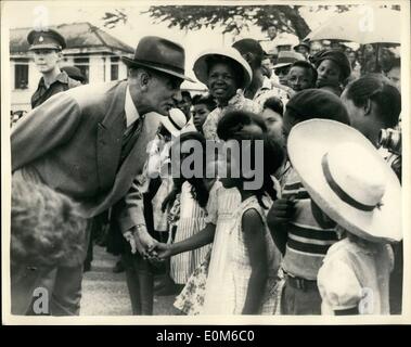 Ottobre 10, 1953 - Si prega gentilmente di parola dal governatore: Immagine mostra: Prima di ispezionare i distacchi di guardia f l'Argyll e Sutherland Montanari quando hanno assunto compiti di guardia alla casa del governo, Georgetown, Guiana britannica- il governatore, Sir Alfred Savage aveva una parola gentilmente per alcuni di lui i giovani che si sono riuniti per guardare la cerimonia di guardia. Foto Stock