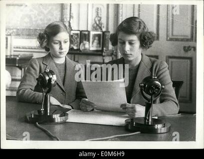 Sett. 09, 1953 - La Principessa Margaret's impegno: flashback. La Principessa Elisabetta e la principessa Margaret broadcasting ai bambini della Gran Bretagna. Foto Stock