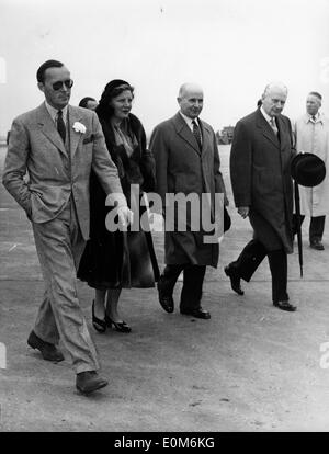 Regina Juliana e Prince Bernhard arrivare all'aeroporto di Orly Foto Stock