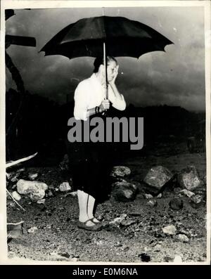 Ottobre 27, 1953 - vittima delle inondazioni. Gravi inondazioni nel sud Italia; molte persone hanno perso la vita e centinaia di famiglie hanno perso le loro case durante le alluvioni recentemente spazzato il Reggio Calabria in Italia meridionale. Le truppe erano chiamati a dare aiuto alle vittime. La foto mostra qui era la sua casa questa donna italiana vittima delle inondazioni a Reggio Calabria si erge heartbroken al punto in cui la sua casa è stata prima fu devastata dalle acque di esondazione. Foto Stock