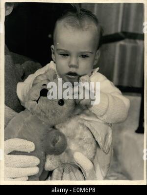 Sett. 09, 1953 - Baby Michael prese a Elizabeth Taylor... Otto mesi Michael Wilding jr. è stato preso a Aeroporto di Londra con la sua infermiera australiana Signorina Yvonne Lang - di viaggiare in aereo a Copenaghen - di essere con la sua madre - schermo star Elizabeth Taylor - che è stata condannata a riposo dopo la cattura di influenza.. Keystone Mostra fotografica di:- Baby Michael Wilding lascia la sua casa in Grosvenor Square - per Aeroporto di Londra. Foto Stock