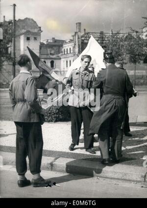 Sett. 15, 1953 - Membri della FDJ, la Freie Deutsche Junge, un gruppo comunista in Germania Est, sono stati incitati ad attraversare la zona di confine presso la Porta di Brandeburgo e mettere le bandiere della Germania orientale e una bandiera della pace. A Berlino Ovest funzionario di polizia è raffigurato qui cercando di convincere i giovani FDJers a prendere le loro bandiere verso il basso. Dopo un distacco di polizia arrivati fuggirono indietro nella zona sovietica. Foto Stock