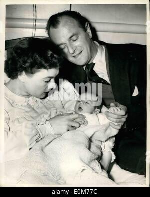 Nov. 11, 1953 - ''Bea'' Campbell e il suo bambino figlio.. Simon John Charles.. Onorevole Nigel Patrick (Beatrice Campbell) la ben nota attrice era quello di essere visto a 27 Welbeck Street, questa mattina con il suo bambino figlio Simon John Charles.. Beatrice Campbell, che è la figlia di un medico - è stata la formazione per essere un medico se stessa prima che lei ha avuto una carriera della fase.. La coppia era sposata nel gennaio 1951. - E il bambino è il loro primo bambino... La foto mostra: il signor e la signora Nigel Patrick - con Simon John Charles - questa mattina. Foto Stock