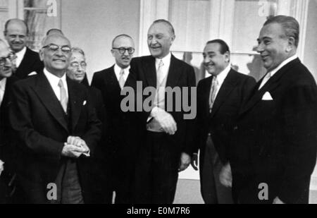 Il cancelliere Konrad Adenauer stringono le mani con altri esponenti politici Foto Stock