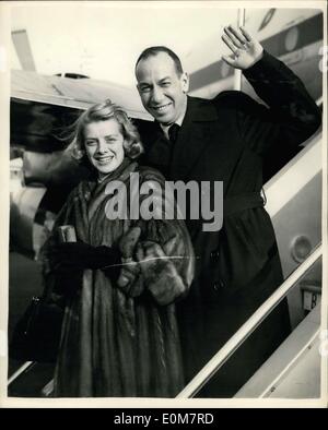 Gen 05, 1954 - Rosemary Clooney e marito Jose Ferrer arriva a Londra: tra gli arrivi all'Aeroporto di Londra di questa mattina erano America il più recente successo di canto - Rosemary Clooney e suo marito attore Jose Ferrer. Si erano sposati sei mesi fa - e la visita è utilizzato come una luna di miele in ritardo. Miss Clooney è sobbalzato di fama con la sua registrazione di ''entrare in una casa mia" - ed è comparso in un certo numero di film. Mostra fotografica di Rosemary Clooney e marito Jose Ferrer il loro arrivo all aeroporto di Londra di questa mattina. Foto Stock