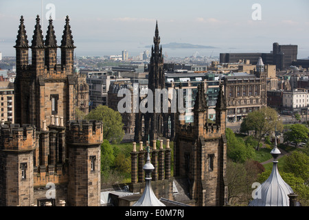 Viste di Edimburgo e lo skyline visto dalla parte superiore della Camera Obscura edificio su High Street (Royal Mile), a Edimburgo, Scozia Foto Stock