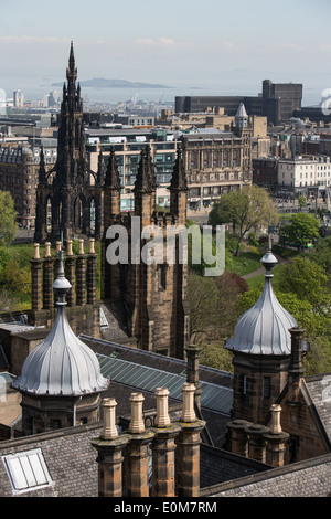 Viste di Edimburgo e lo skyline visto dalla parte superiore della Camera Obscura edificio su High Street (Royal Mile), a Edimburgo, Scozia Foto Stock